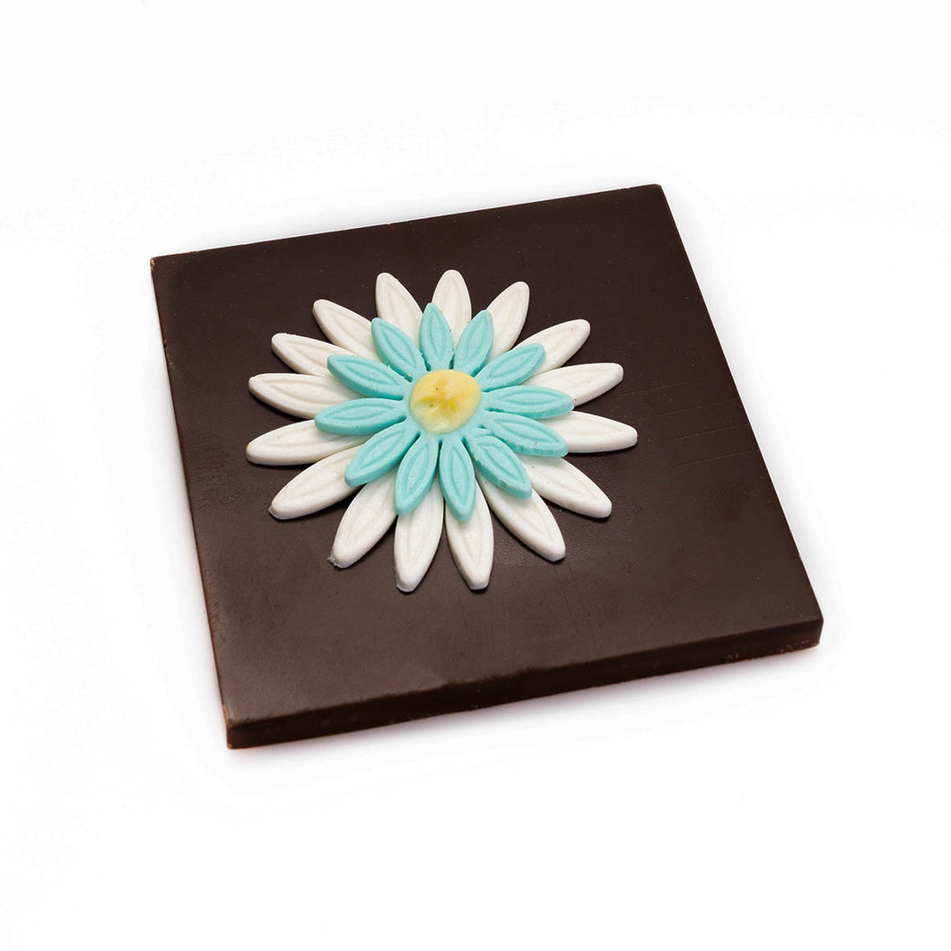Schokolade mit Herz- oder Blumenmotiv